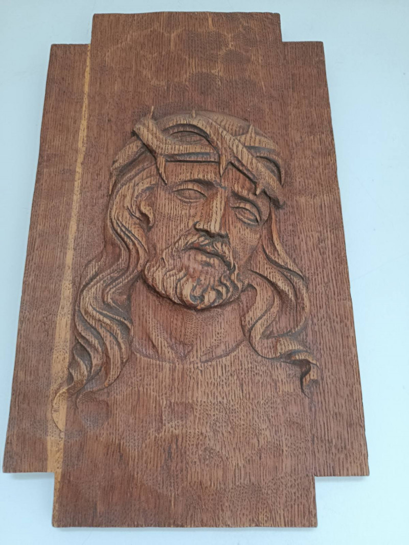 Пішов на війну добровольцем у 57 років: волинянин малює ікони на ящиках з-під боєприпасів