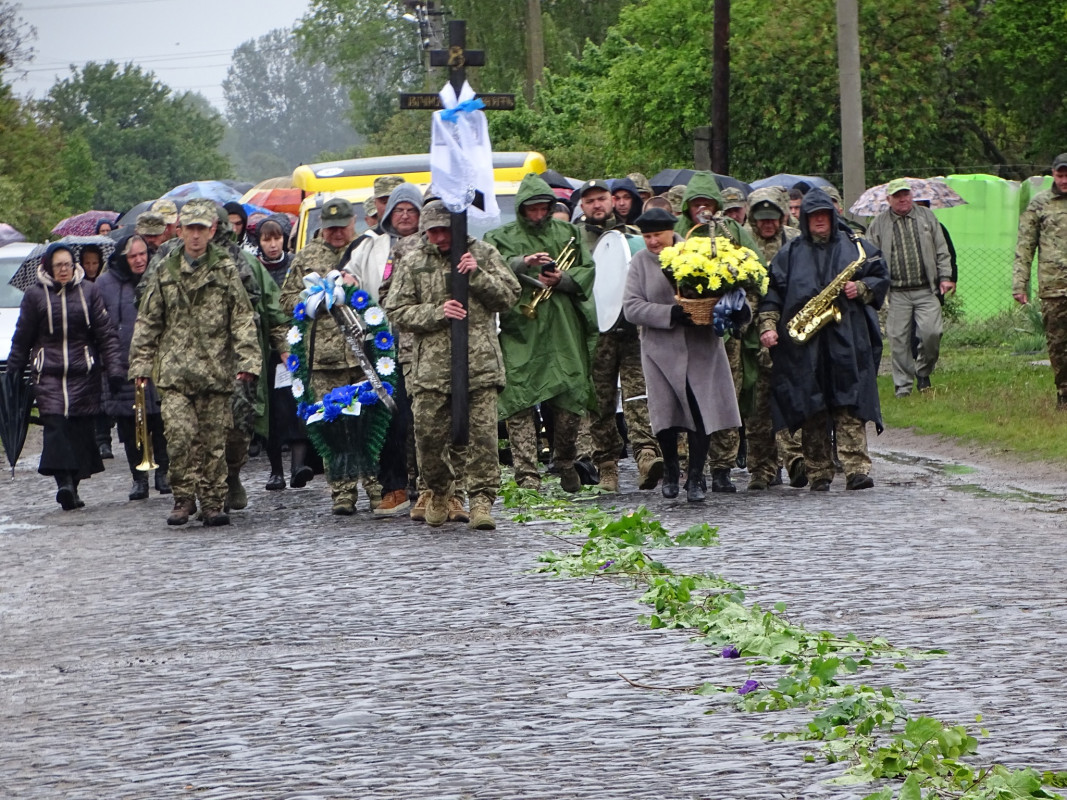 Повернувся до рідного дому «на щиті»: на Волині в останню дорогу провели Героя Сергія Гручину