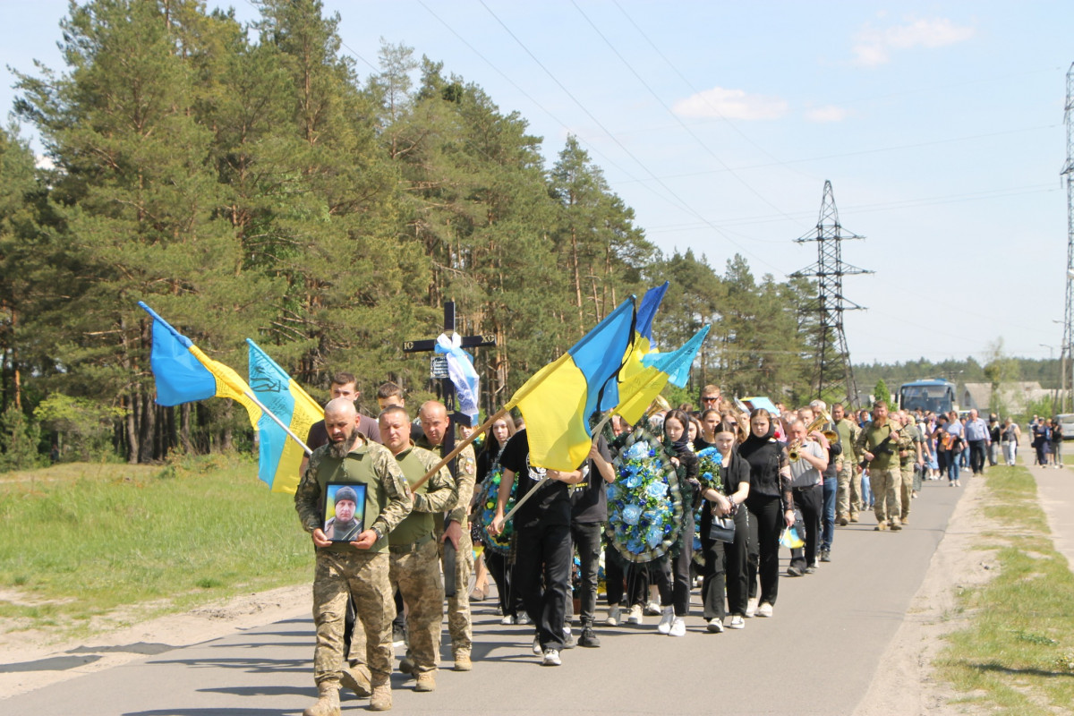 Дві донечки ніколи більше не побачать татка: напередодні Великодня на Волині попрощались з Героєм Олександром Муковським