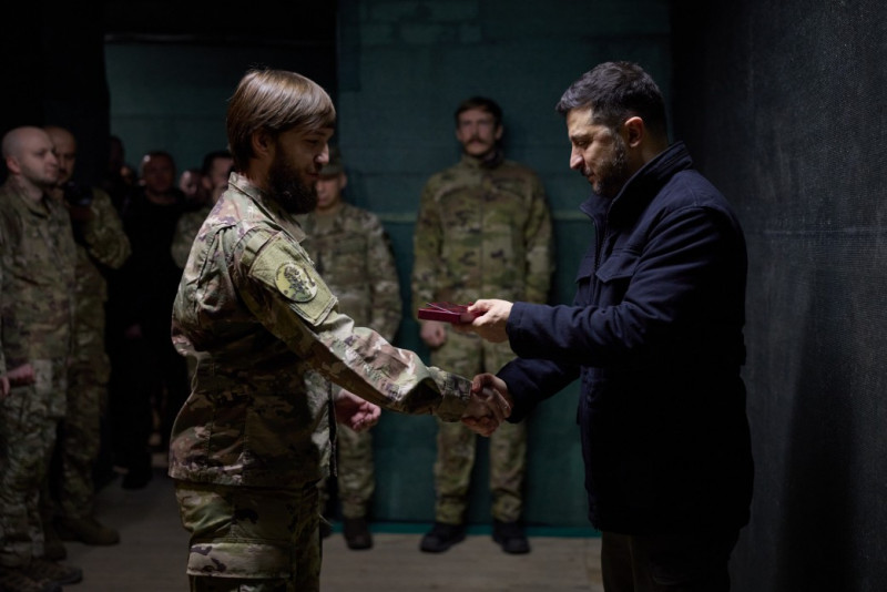 Зеленський відвідав воїнів «Азову» на Донеччині та нагородив захисників