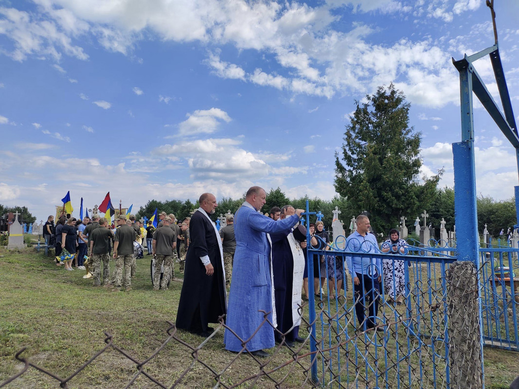 «Весільний коровай ділили на кладовищі»: на Волині в останню дорогу провели молодого Героя Михайла Кислюка