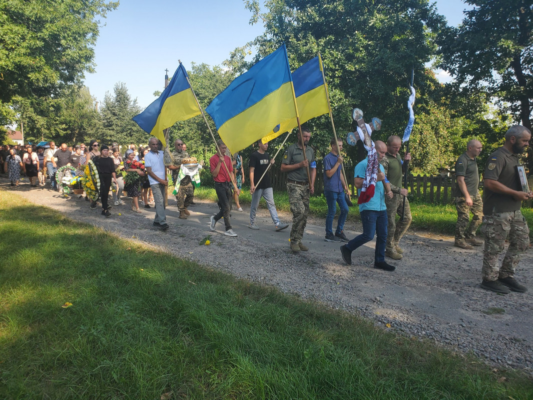 Не встиг потішити своїх рідних онуками: на Волині в останню путь провели 25-річного Героя Василя Ільїна