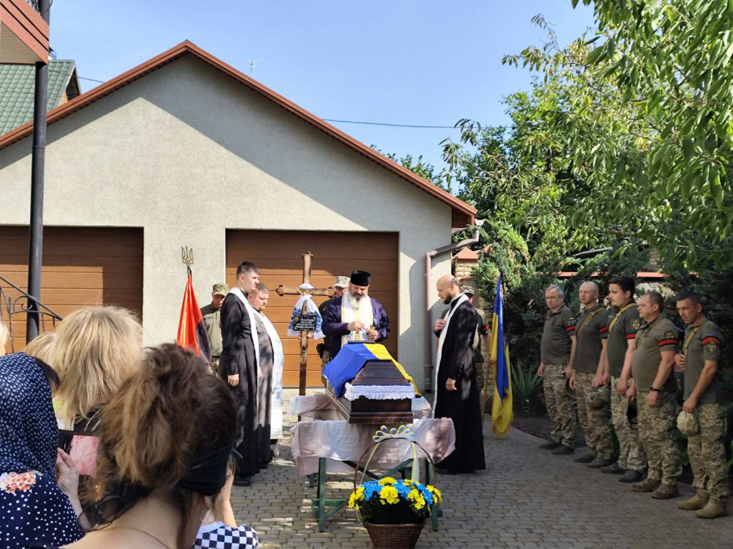 Овдовіла дружина, без батька залишилися дві донечки: на Волині попрощались з Героєм Віктором Галабурдою