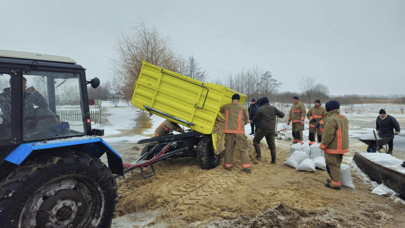 У прирічковому селі на Волині рятувальники облаштували дамби з мішків із піском