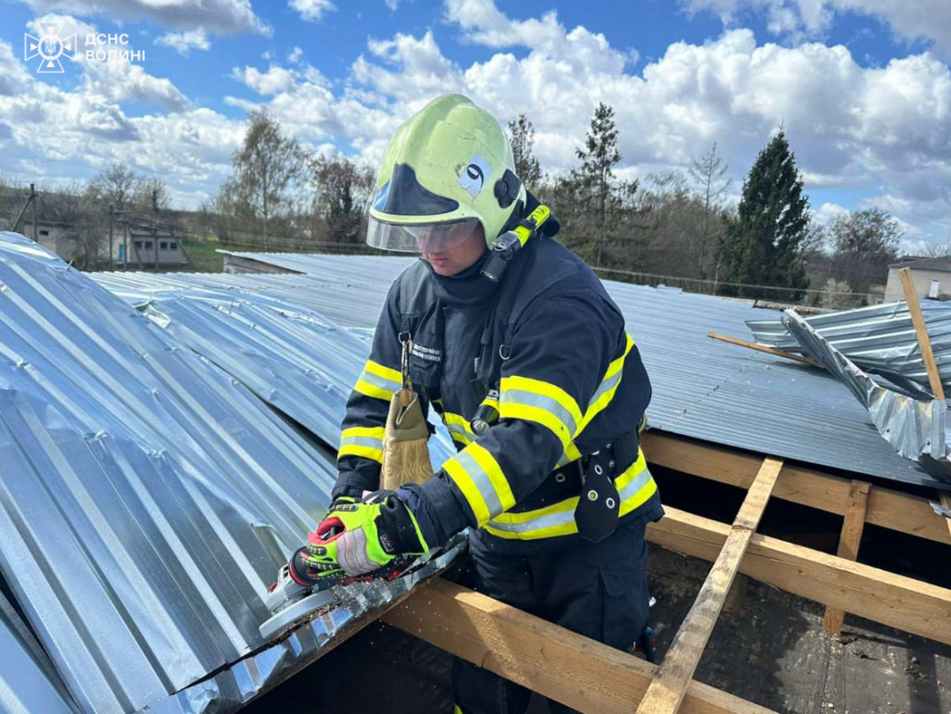 У Луцьку негода зірвала покрівлю школи