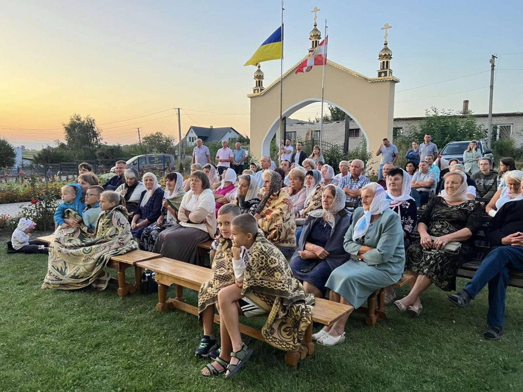 Кіно на стіні храму: як волинська громада підтримує ЗСУ та об’єднує парафіян