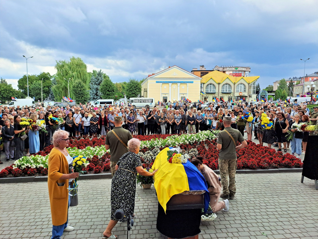 «Мамуль, не переживай, у медиків найменше шансів загинути на війні»: на Волині попрощались з Героєм Віталієм Кухарчуком