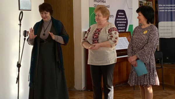 Переселенка з Харкова презентувала у Луцьку дебютну виставку