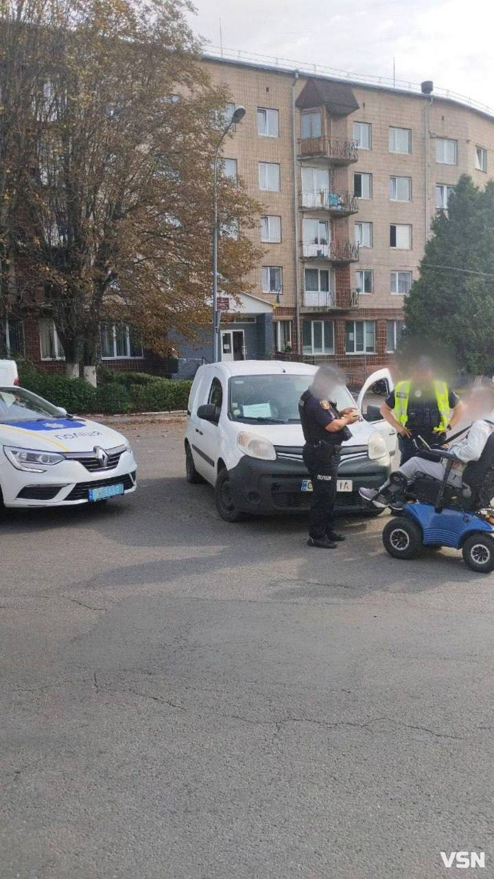 У Луцьку автомобіль зіткнувся із чоловіком на кріслі колісному