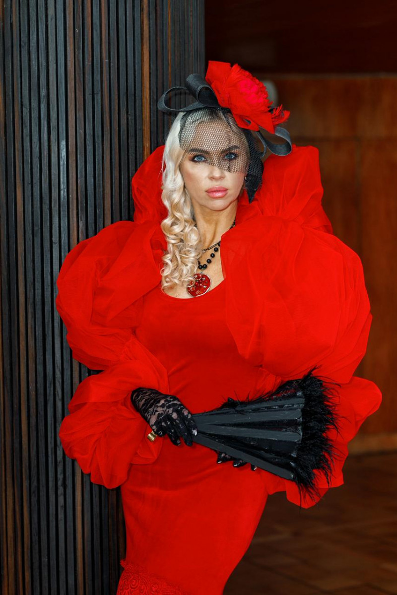 Незламна на сцені та в житті: як заслужена артистка Софія Матюшенко з Луцька бореться з онкологією і продовжує грати головні ролі