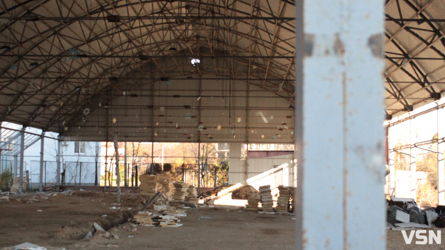 Сніжинка залишилась, арени вже нема: у Луцьку демонтовують «Снігову королеву»