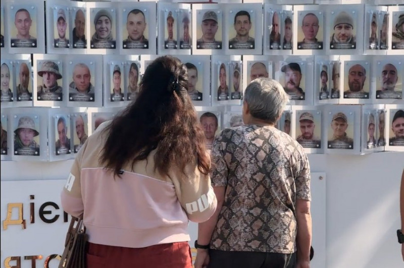 У центрі Луцька встановили фотостенд із понад 300 світлинами зниклих безвісти та полонених захисників