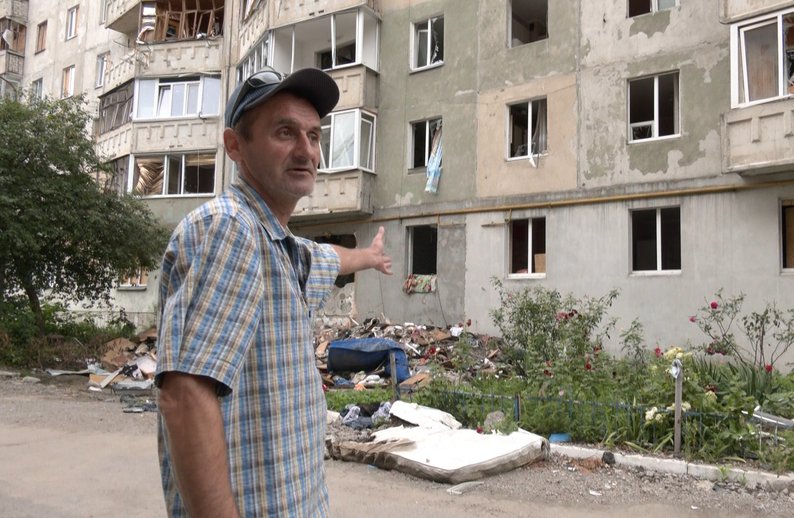 У Луцьку небайдужі допомагають розбирати будинок після удару дрона