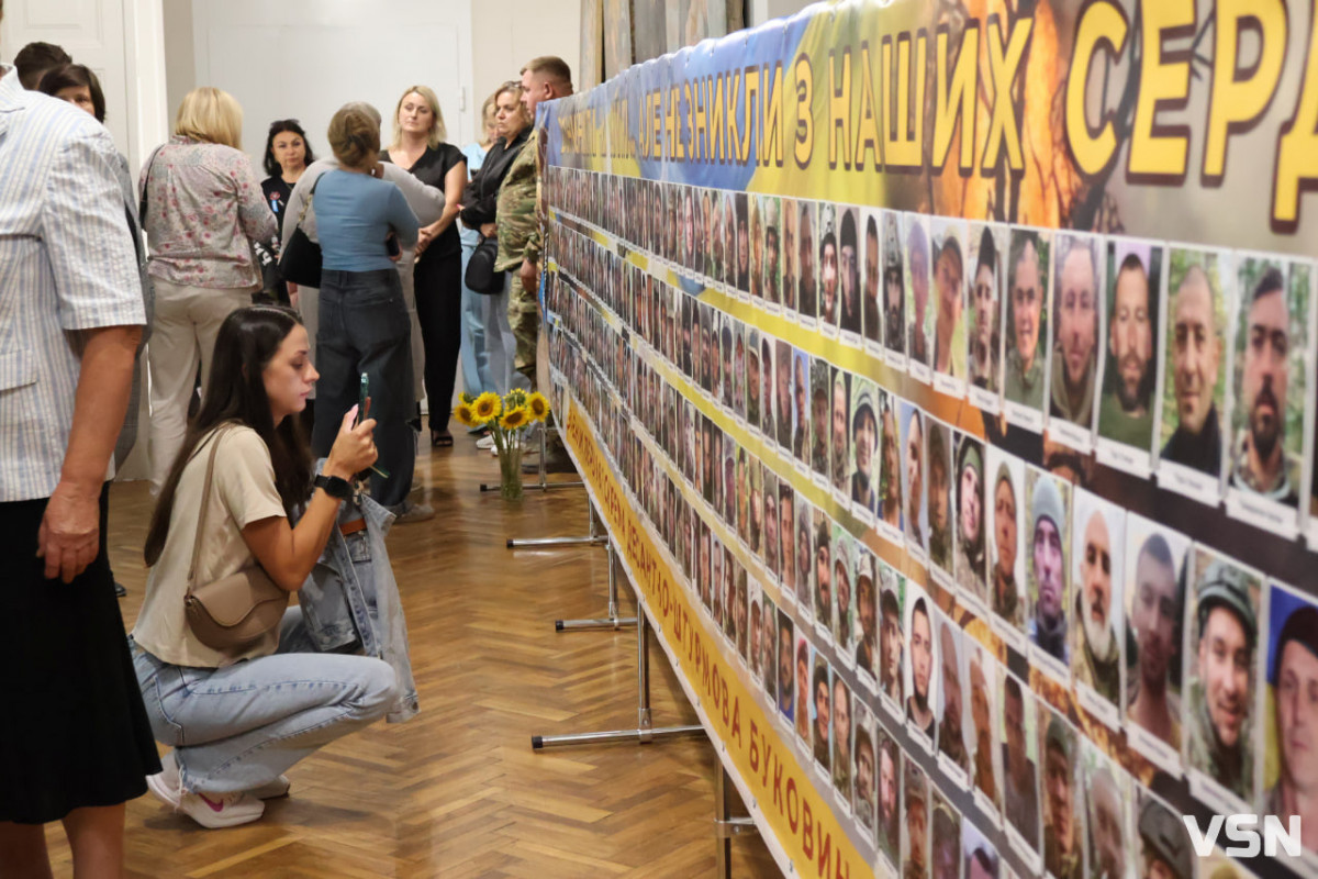 «Ненароджені для війни»: у Луцьку відкрили фотовиставку про полеглих, полонених і зниклих безвісти бійців 82-ї бригади