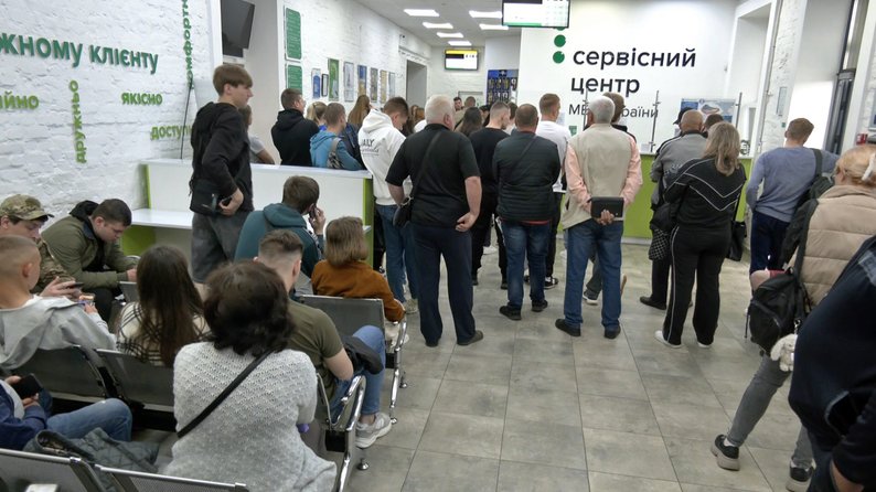 Люди сидять з ночі: у Луцьку під дверима МРЕО - черги за талонами