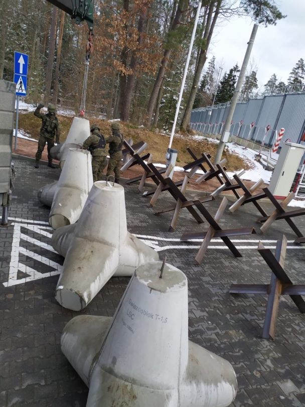 Польща встановлює протитанкові їжаки на кордоні з Білоруссю. Фото