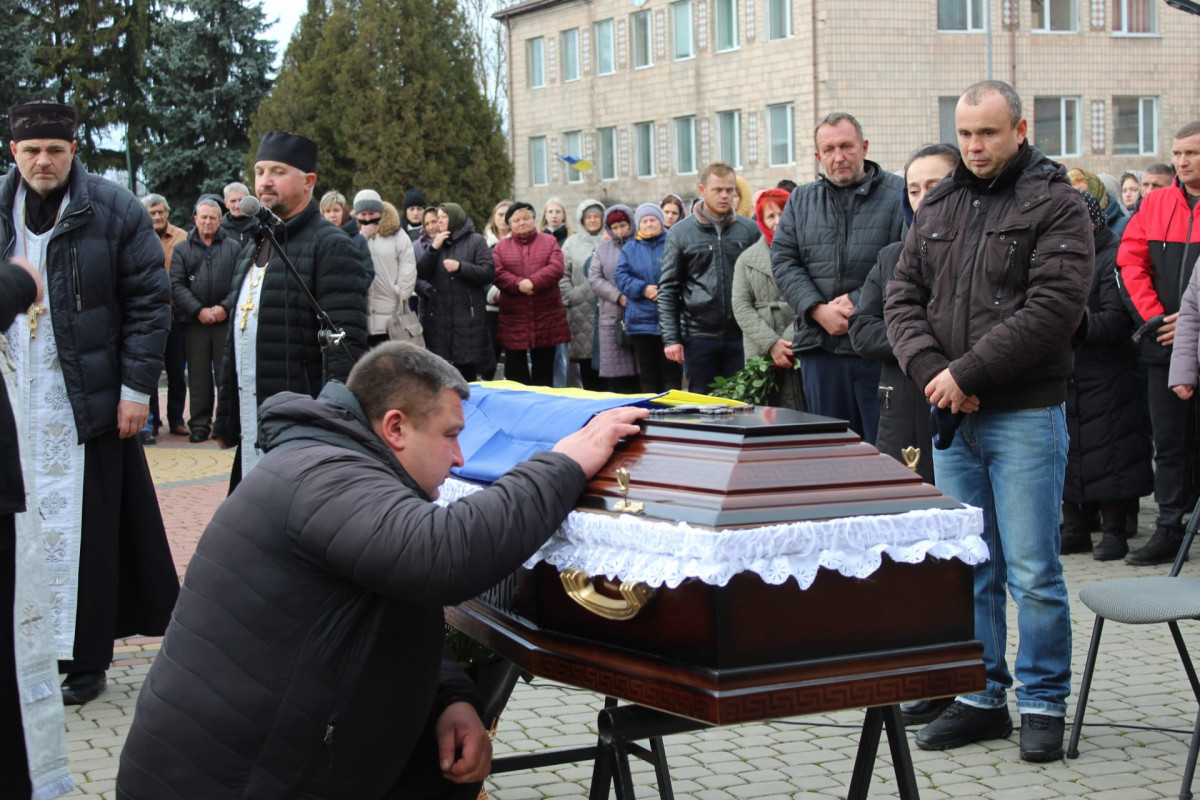 Донька та син втратили батька: на Волині попрощались із Героєм Василем Мартинюком