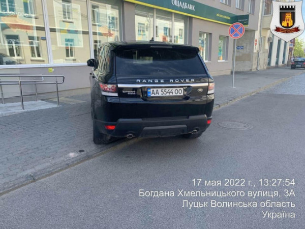 В центрі Луцька елітний позашляховик припаркували впритул до банку, перекривши тротуар