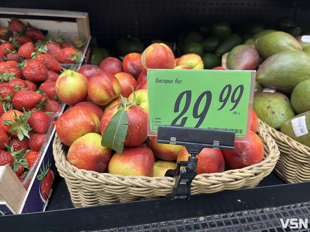 Кавун, диня та персики: скільки коштують у Луцьку