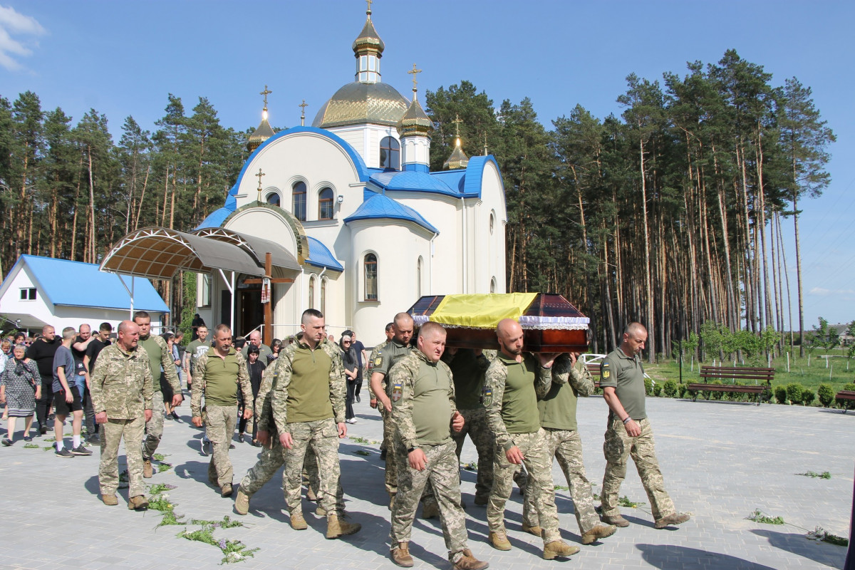 Дві донечки ніколи більше не побачать татка: напередодні Великодня на Волині попрощались з Героєм Олександром Муковським