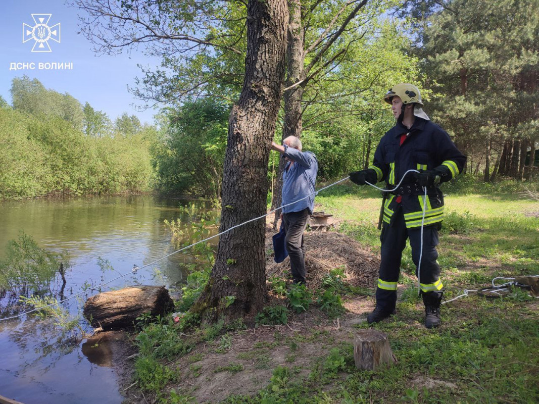 У прохолодній воді стало зле та схопила судома: на ставку біля Луцька врятували рибалку