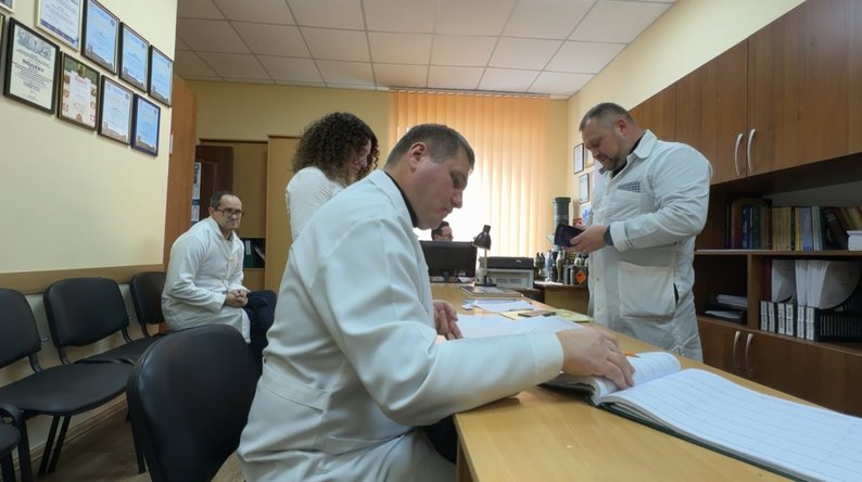 «День починається з трагедії»: лучанин понад 20 років працює судмедекспертом