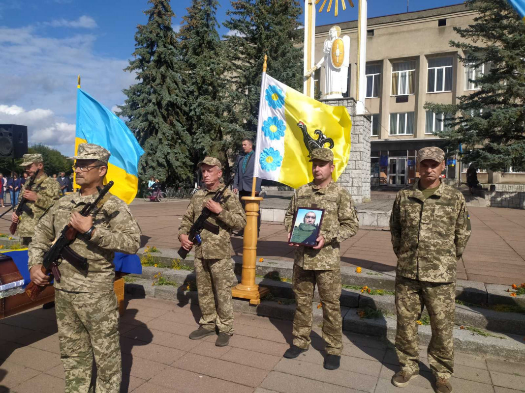 Загинув понад 9 місяців тому: на Волині попрощалися з Героєм Олегом Оліферчуком