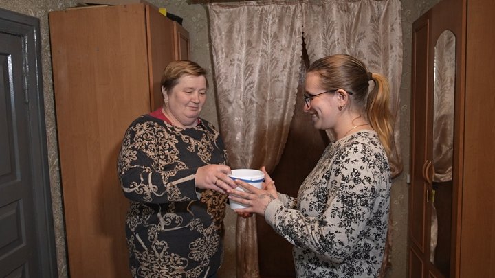 18 папуг у сільській хаті: як медсестра з Волині створила справжній пташиний рай