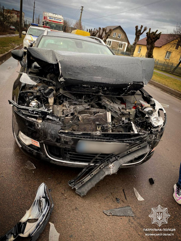 Не мав права керування: у Ковелі 19-річний водій врізався у припарковане авто. Фото