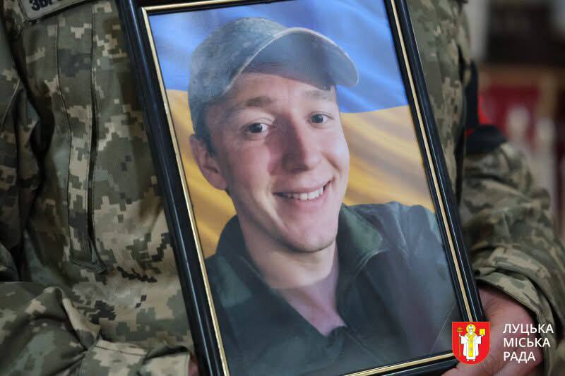 Осиротів маленький син: у Луцьку провели в останню дорогу 31-річного Олександра Лаконцева