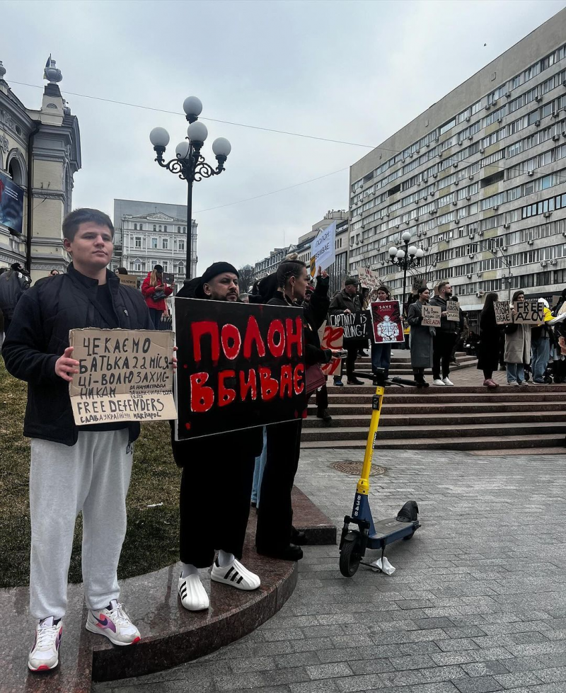 Відомий лучанин Monatik з дружиною та синами взяв участь у мітингу на підтримку полонених військових
