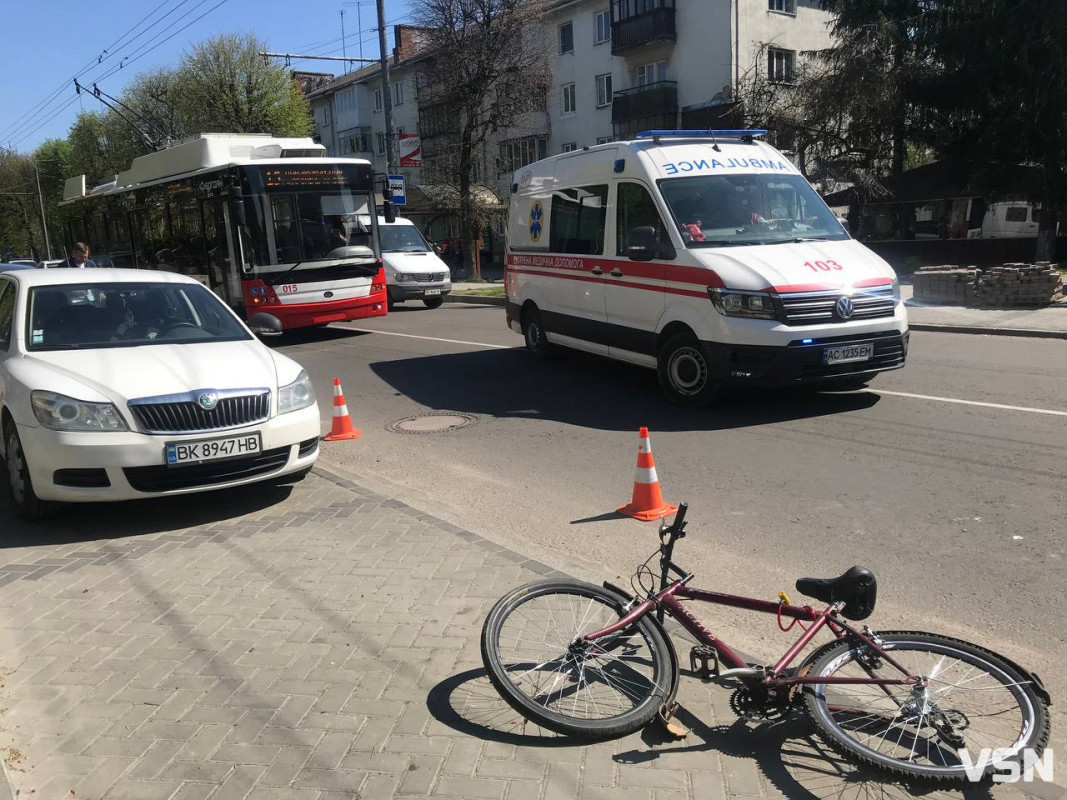 Посигналила водійка тролейбуса: у Луцьку велосипедист врізався у припарковану машину, він у лікарні