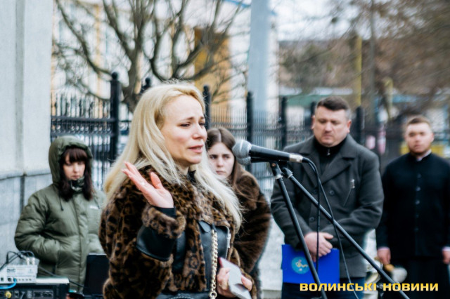 «Він ніколи не думав про себе й не скаржився»: у Луцьку відкрили меморіальну дошку на честь бойового медика Романа Ткача