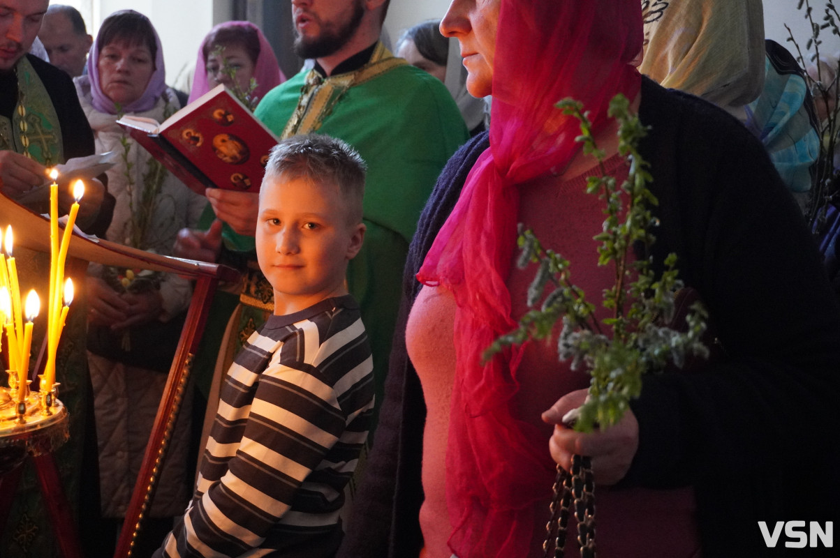 Сотні вірян прийшли освячувати вербу у головний собор Луцька. Фоторепортаж