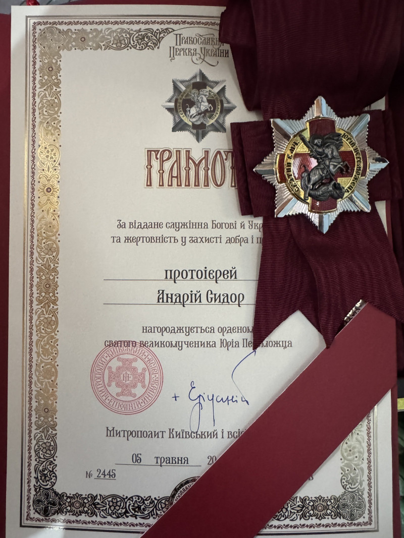 У храмі на Волині митрополит Михаїл очолив Літургію та привітав настоятеля з ювілеєм служіння