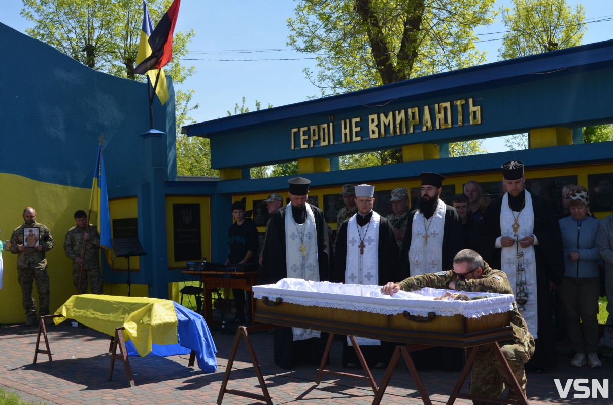 Був людиною, до якої тягнулося серце: на Волині попрощалися з 26-річним Героєм Дмитром Слюсарем