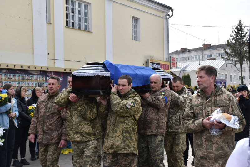 Віддав життя за Україну: у Луцьку попрощалися з полеглим Героєм Валерієм Нидзою