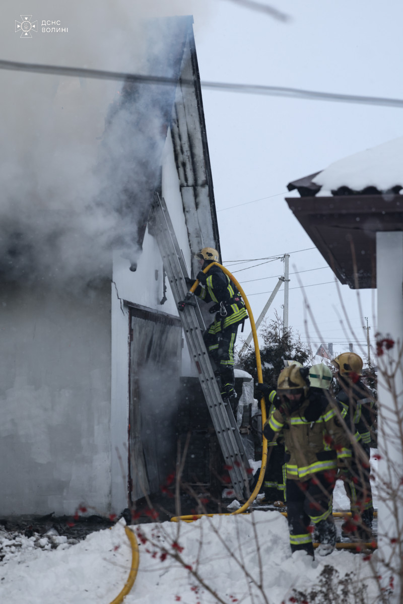 На Волині полум’я з хліва ледь не знищило житловий будинок