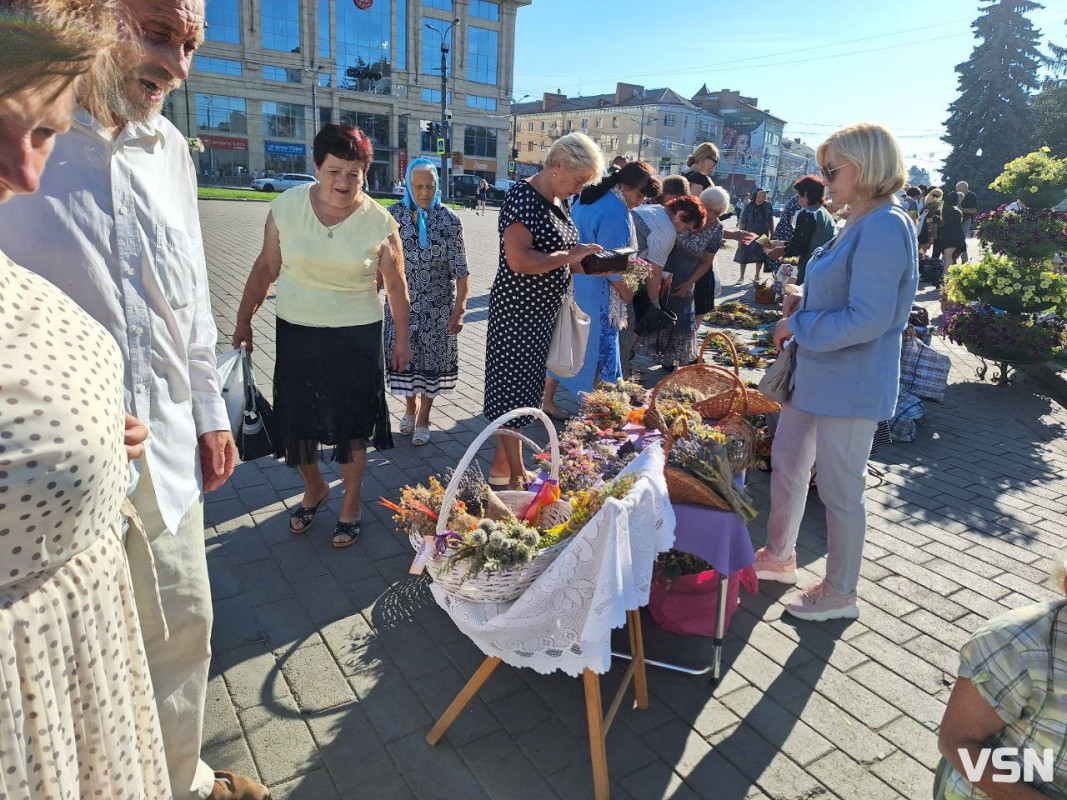 Що святять на Маковія у Луцьку. Фоторепортаж