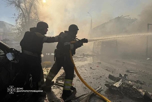 Росія атакувала українське місто: горять магазини й авто, є загиблі та поранені