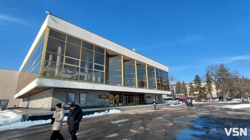 Говорити про війну під час війни — це сповідь: у Луцьку відбувся передпоказ вистави-імпровізації «Червоний борщ»