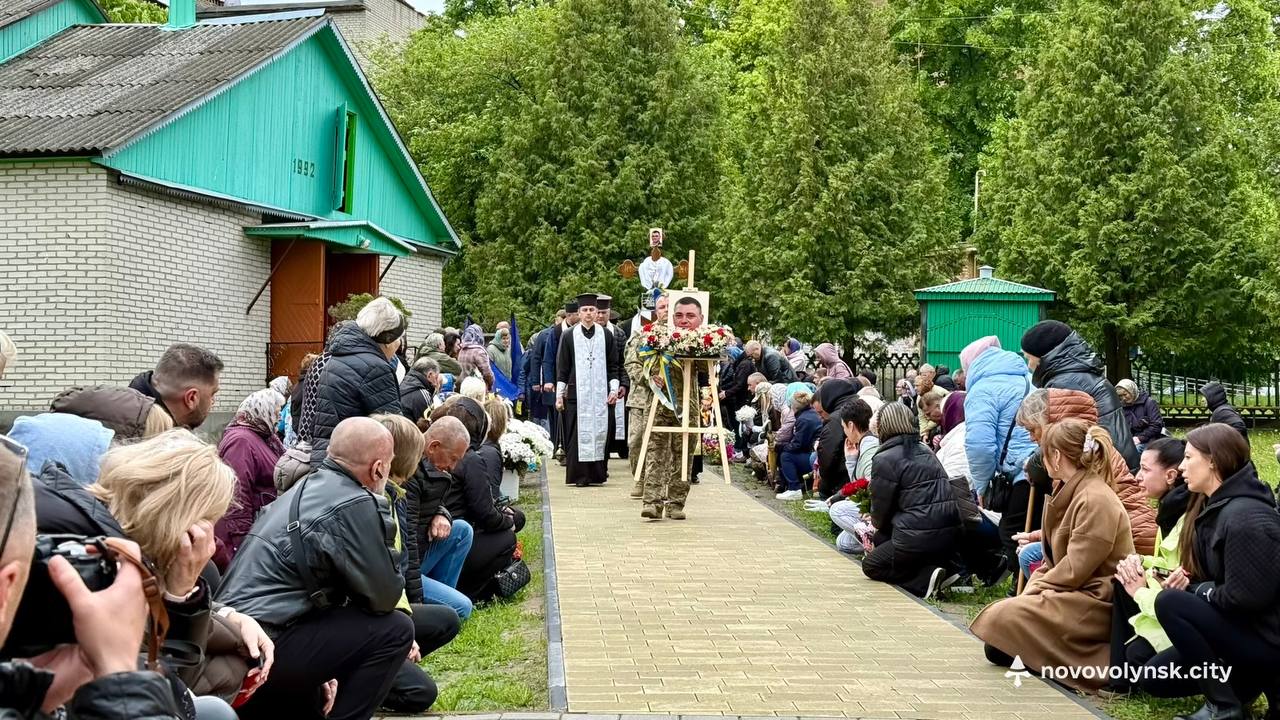 Двоє дітей без батька, дружина без опори: на Волині попрощалися з Героєм Максимом Єгоровим