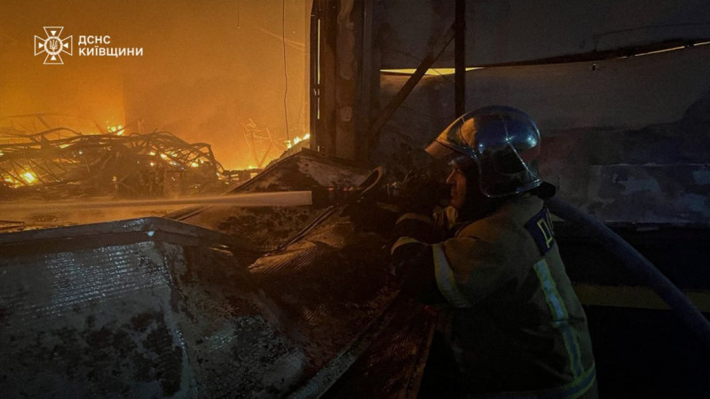 Пекельна ніч у Києві: ДСНС показала, як рятувальники борються з наслідками удару РФ