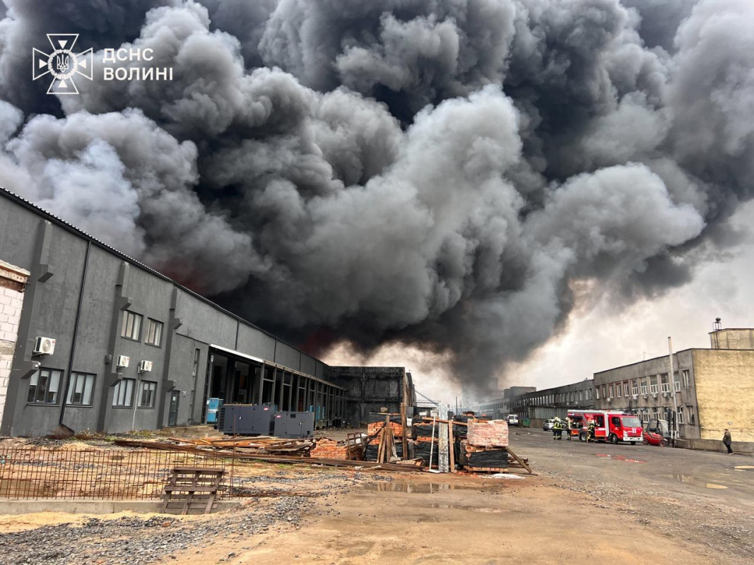 Кому належать склади, пошкоджені внаслідок повітряної атаки на Луцьк сьогодні зранку