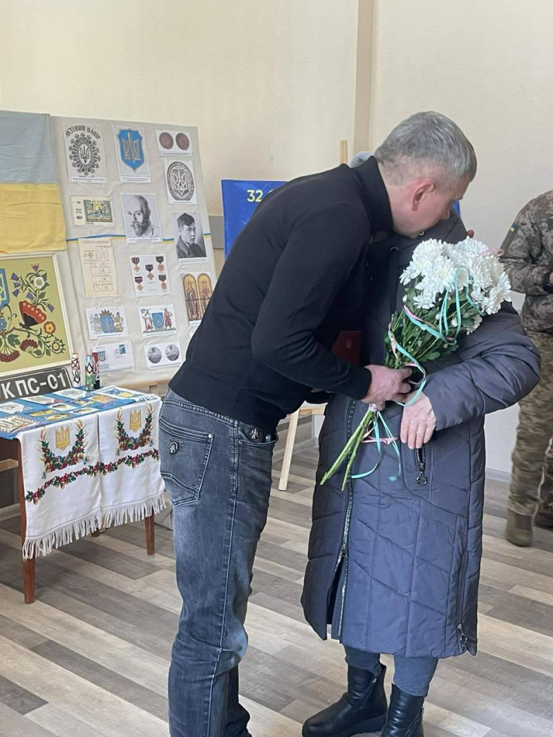 Назавжди 33 роки: матері Героя з Волині вручили його посмертну відзнаку