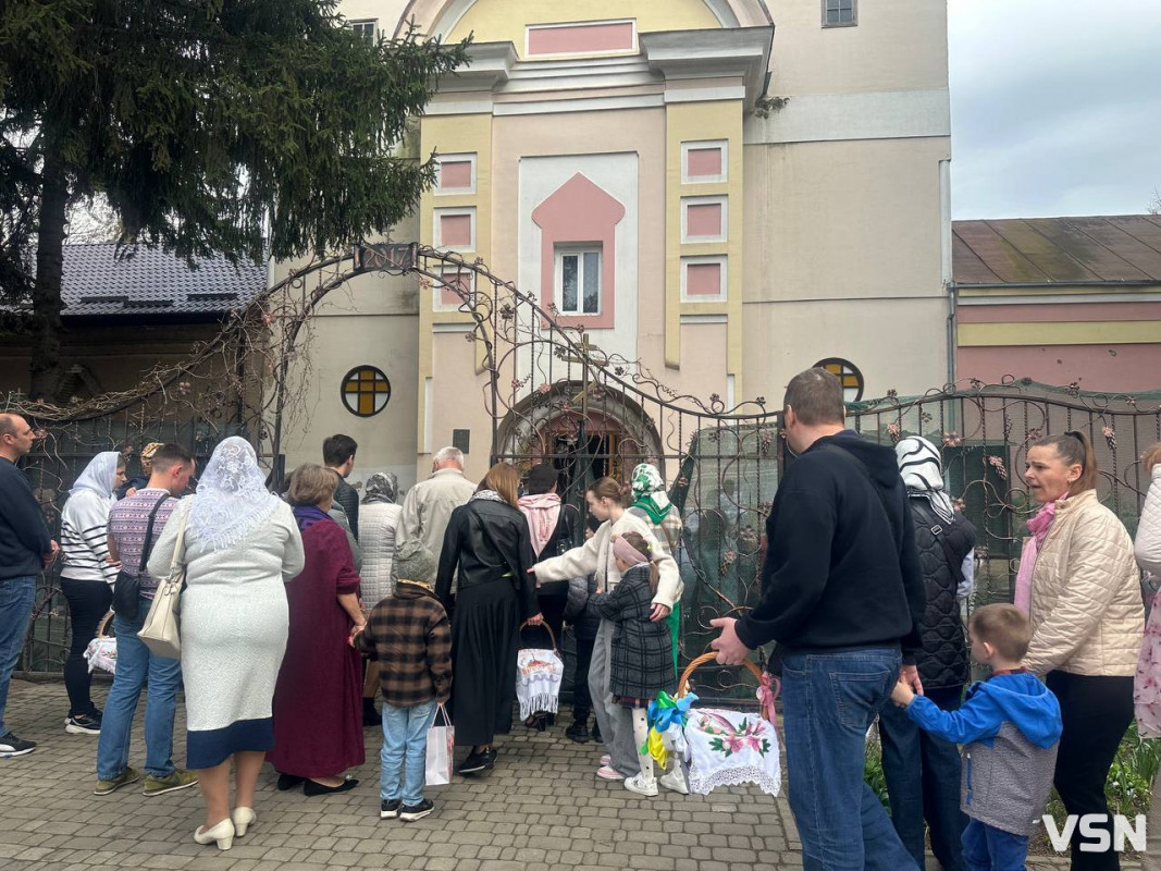У Луцьку освятили паски в храмі Святого Великомученика Юрія Переможця ПЦУ. Фото