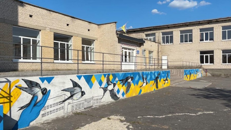 На Волині художниця розписує картинами сільську школу