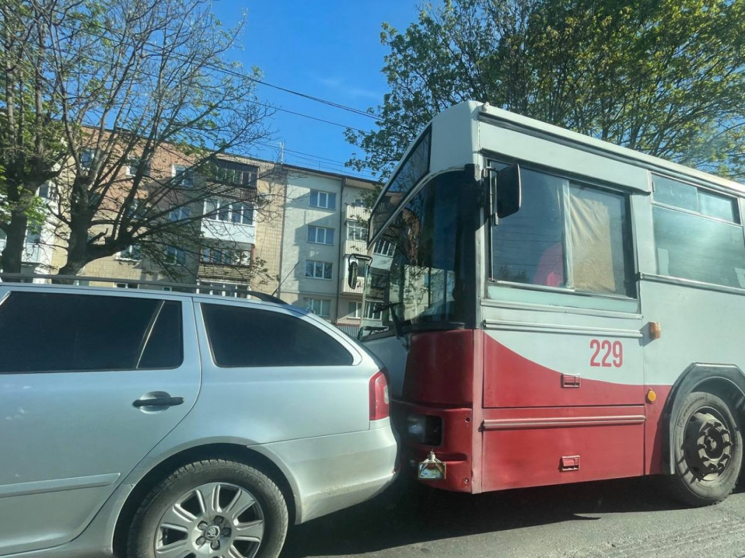 Ранкова аварія у Луцьку: зіткнулися тролейбус та легковик