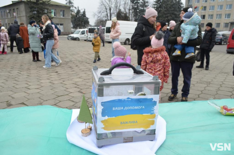 У місті на Волині на благодійному ярмарку зібрали майже 120 тисяч гривень для ЗСУ. Фоторепортаж