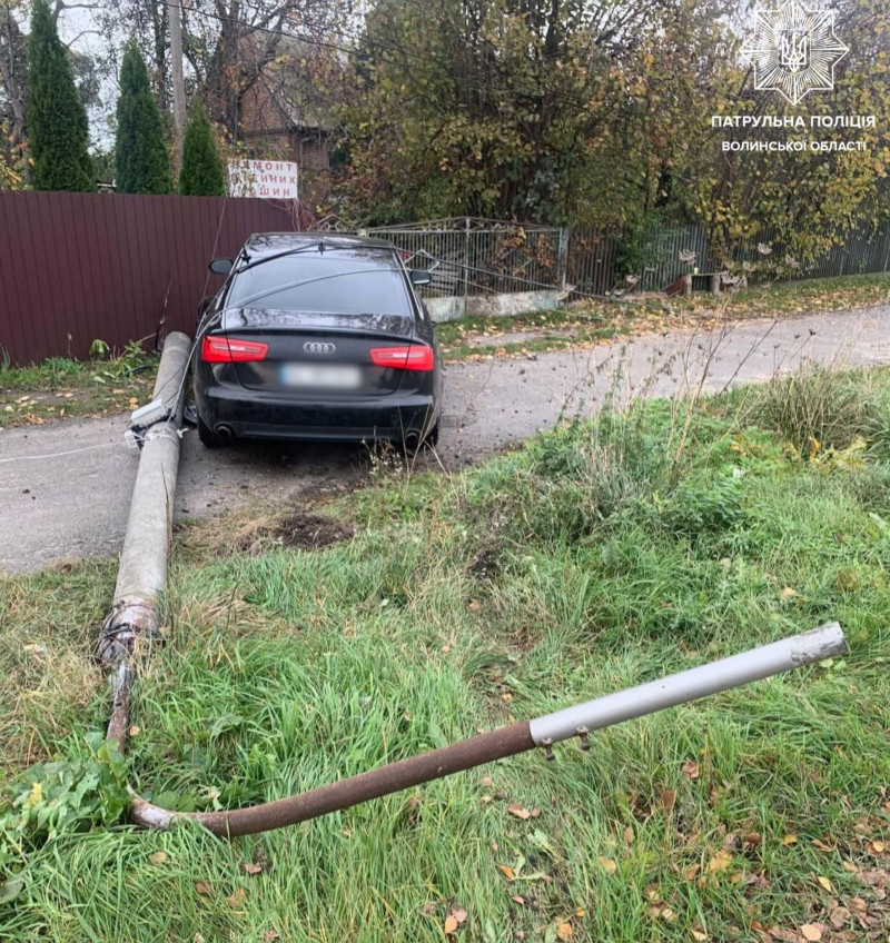 Патрульні розшукали водія легковика, який неподалік Луцька влетів в електроопору